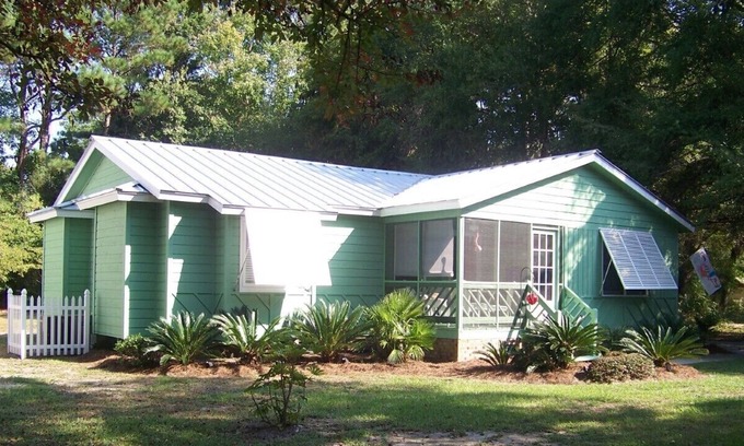 Sunset Beach Cottage | COASTAL COTTAGE, CLOSE TO BEACH, PETS OK, FREE PIER PARKING, WI-FI, BRING LINENS