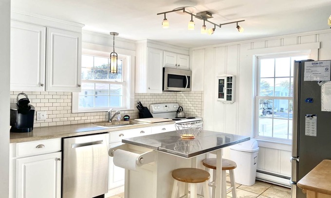 Caine Woods Condo | Coastal Cottage Style Condo! 2 BR, 1 BA. Walk to the beach!