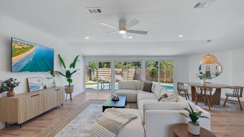 Gulf Gate Estates House | Coastal Cottage