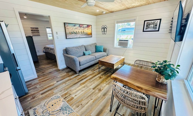 Central Naples Cottage | Coastal Cottage w/King Bed- 1.5 miles fromnthe Beach!