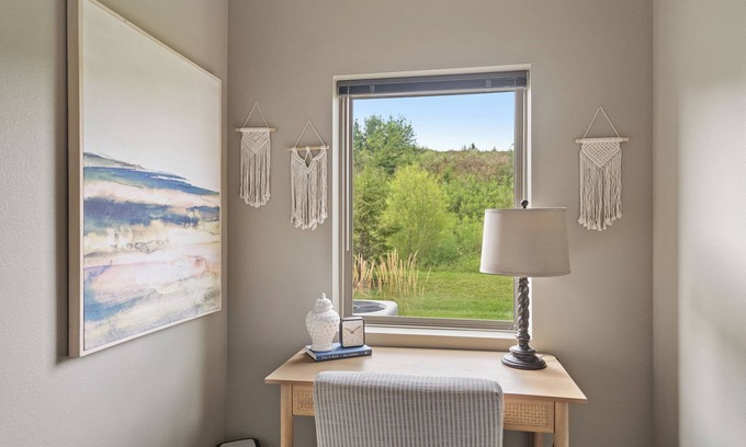 West Des Moines Apartment | Coastal Cozy Private Scenic End Unit w/Private Attached Garage/Pool/Gym