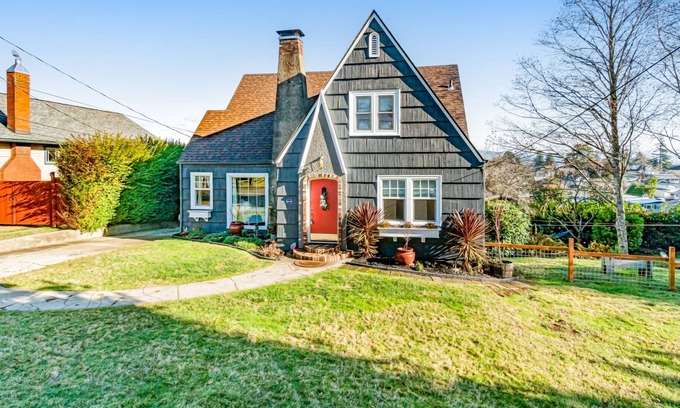 North Bend House | Coastal cutie with a large yard, deck, washer/dryer, & fuse ball table