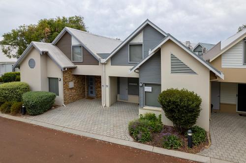 Broadwater House | Coastal Elegance Relaxed Stay in Broadwater