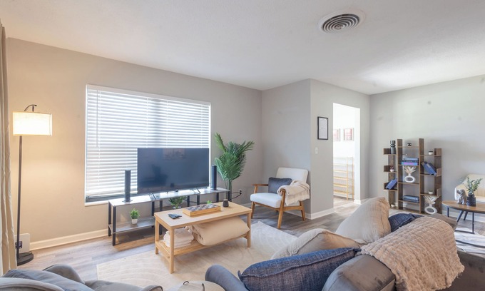 Bayshore Gardens House | Coastal Escape - River by the Beach - Sleeps 11!