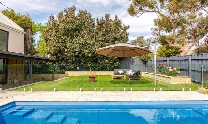Cottesloe House | Coastal Family Getaway - Cottesloe Pool Retreat