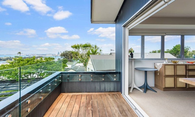 Birkenhead House | Coastal Getaway with Seaview and Deck