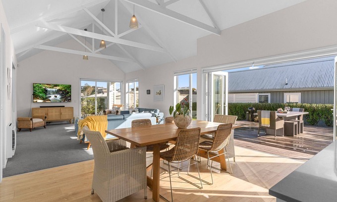 Mangawhai Heads House | Coastal Golf Getaway - Modern, sunny holiday home with great indoor and outdoor entertaining spaces in handy location