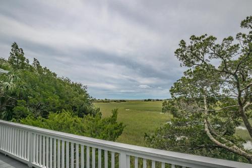 Oceanmarsh Subdivision House | Coastal Harbor Island Getaway < 1/2 Mile to Beach