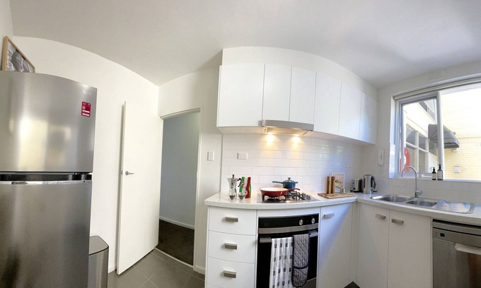 Elwood Apartment | Coastal Haven in Elwood - 5 mins to Beach. Private Courtyard!