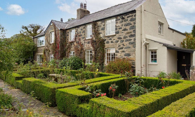 Llanfairfechan House | COASTAL HOME CENTRAL TO NORTH WALES