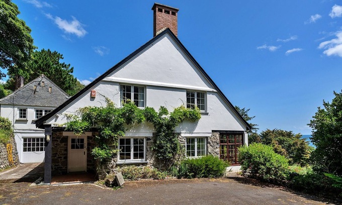Coverack House | Coastal Home in Cornwall with Stunning Sea Views
