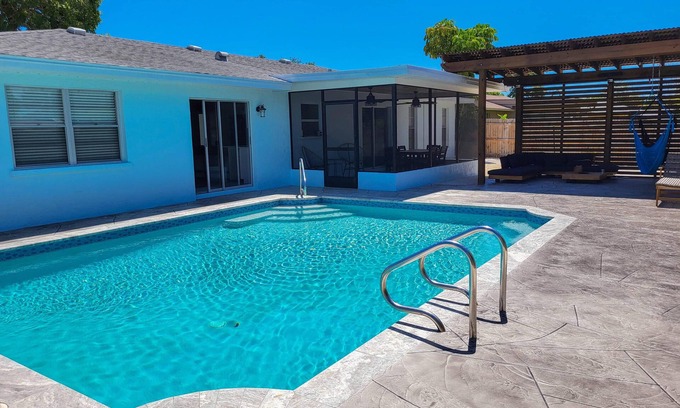 West Bradenton House | Coastal Home w/Heated Pool Near Anna Maria Island