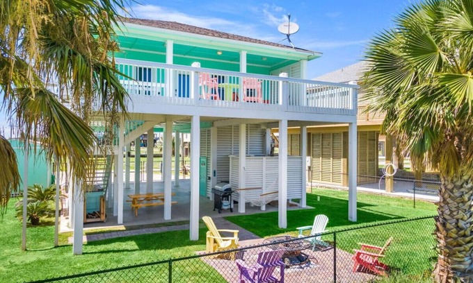 Galveston House | 'Coastal Hourglass'- Walk to Beach! Pets!