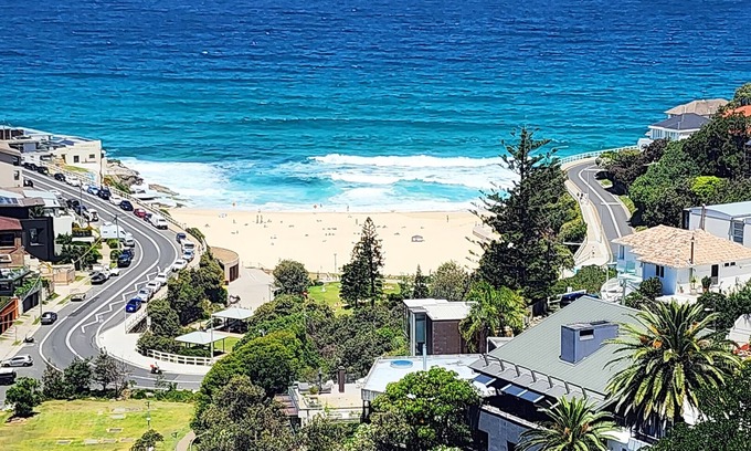 Bronte Apartment | Coastal Luxury Overlooking Tamarama Beach - Views, Parking & Air Conditioning