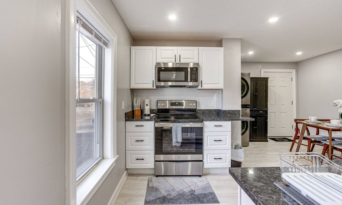Lynn House | Coastal Lynn Escape w/Fireplace: 3 Mi to Beaches