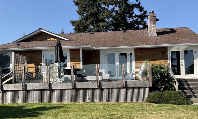 Regional District of Nanaimo House | Coastal Oceanfront Home,Private beach access on Parksville Beach-BEAUTIFUL VIEWS