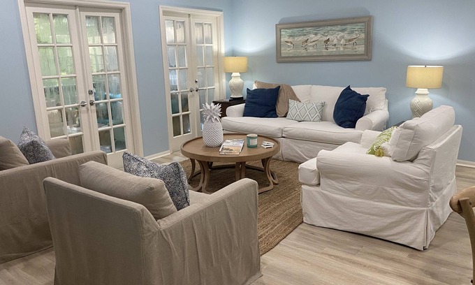Wabasso Beach Villa | Coastal Perfect: Ocean & Oaks Tennis Villa - Walk to BEACH 🏖TENNIS🎾DOCKS🚤
