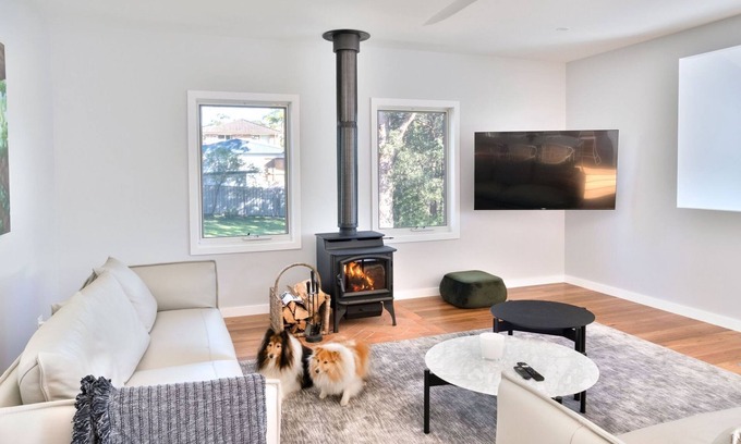 Narrawallee House | Coastal, Pet-Friendly Luxe