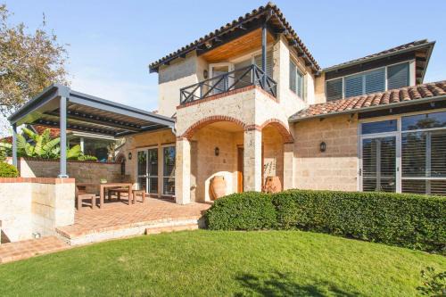 Cottesloe House | Coastal Retreat-Spacious 4BR Walk to Beach
