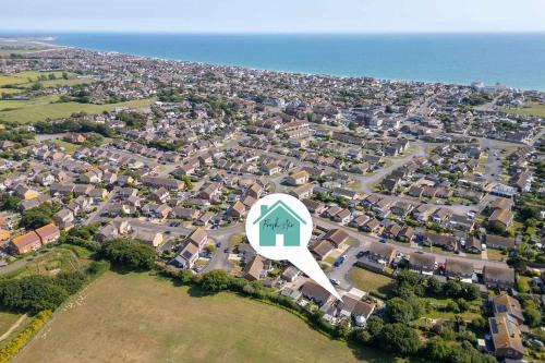 East Wittering House | Coastal Retreat with Hot Tub Walk to Beach