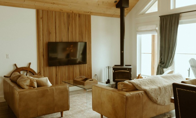 Powell River House | Coastal Storm Watching Retreat, Pet Friendly, Sauna (add-on) Hot Tub & Fireplace