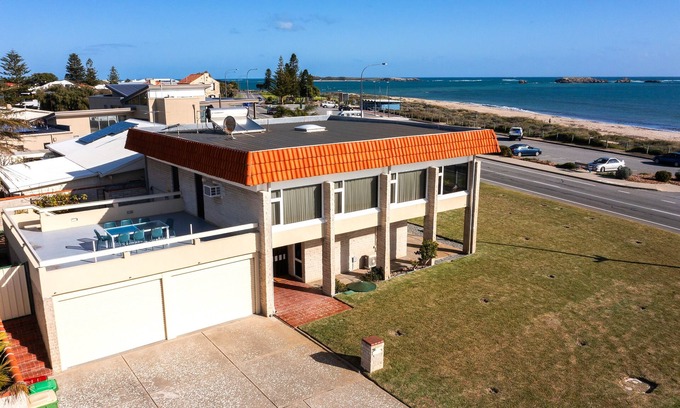 Shoalwater House | Coastal Sunset Paradise! Beach front & Ocean Views