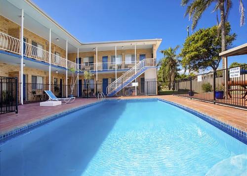 Sawtell Apartment | Coasters 9