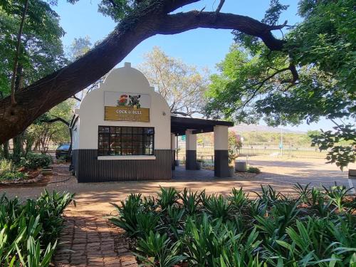 Hartbeespoort Cabin | Cock & Bull Restaurant - Pub - Accommodation