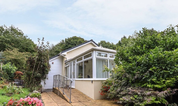 Llanybydder Cottage | COCKEREL COTTAGE, pet friendly, with a garden in Llanllwni