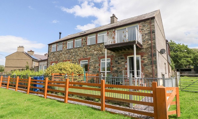 Groeslon Cottage | COED Y GLYN BACH EQUESTRIAN, pet friendly, with a garden in Penygroes