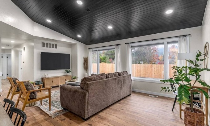 Graystone House | Coeur d'Alene Getaway I Quiet Neighborhood!