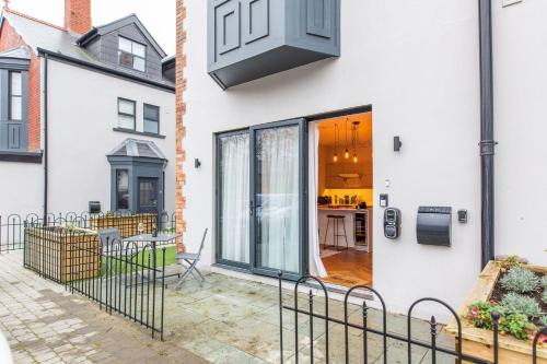 Pontcanna Apartment | Cohost Partners Charming 2BR in Cardiff with Parking