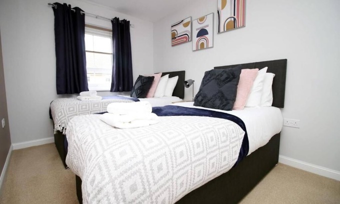 Graig House | Cohost Partners Cozy 3BR Home with Garden & Parking