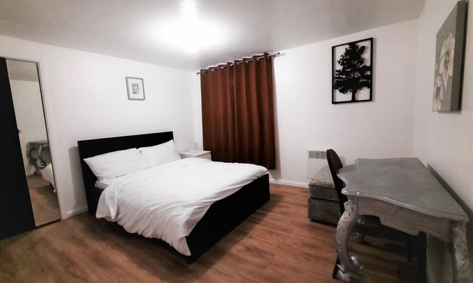 Colchester House | Colchester 3-Beds, Sleeps 5 with Parking & WiFi
