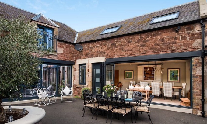 Kelso House | Coledale Stables - sleeping 8 guests in 4 bedrooms