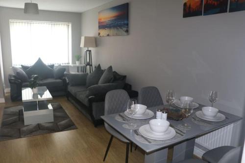 Swindon House | Coleridge house Private parking NETFLIX