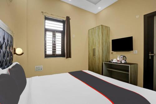 New Delhi Hotel | Collection O Metro View Ashok Vihar Near Shalimar Bagh Metro Station