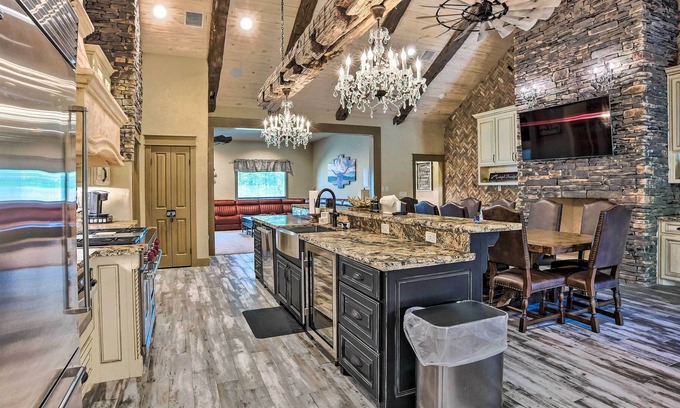 Wellborn House | College Station Getaway w/ Pool Table + Bar!