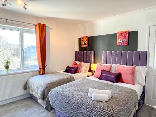 Sheffield House | ColleyHouse-private parking-business-group-relocation-SpaciousStylish 4BRHome-Sleeps 10