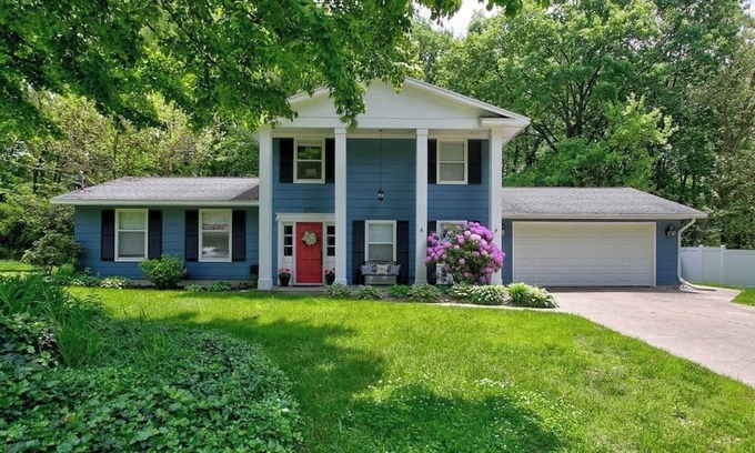Waukazoo Woods House | Colonial Cottage with Hot Tub & Sauna
