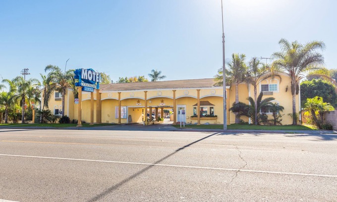 Harbor Hotel | Colonial Pool and Spa Motel