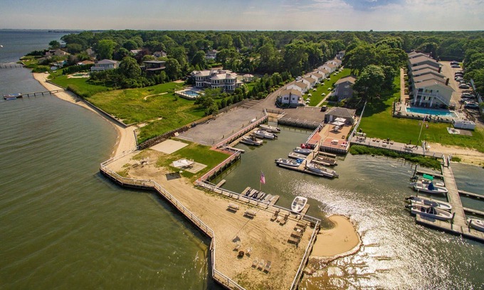 Hampton Bays Hotel | Colonial Shores Resort