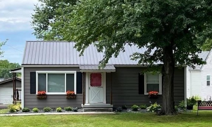 Jeffersonville - Clarksville House | Colonial Village Retreat 2BR