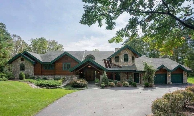 Stroudsburg House | Colorado style, custom built lodge is your personal sanctuary!