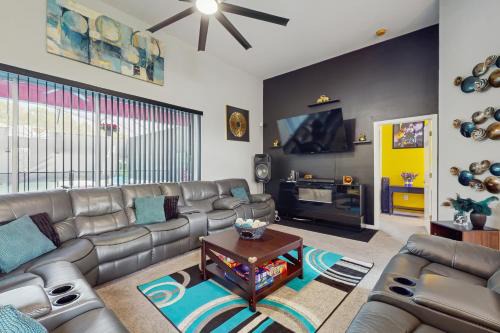 Ridgewood Lakes House | Colorful Casa