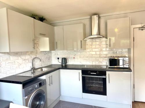 Tower Hamlets House | Colourful 4 Bedroom Property - Mile End - Central, Hammersmith & City and District Lines