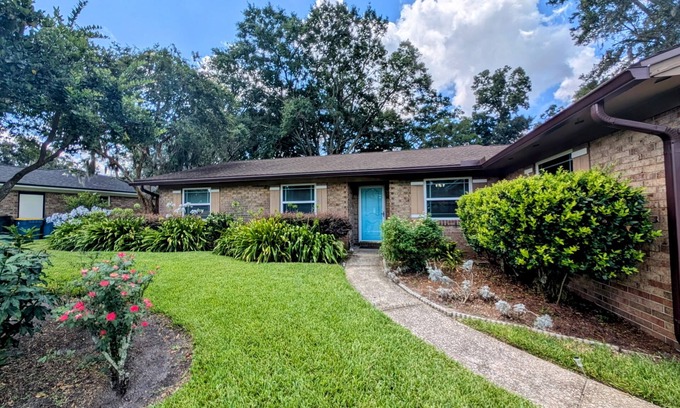 East Arlington House | Come and enjoy your stay at our home on the 18th hole of Blue Sky Golf Club.