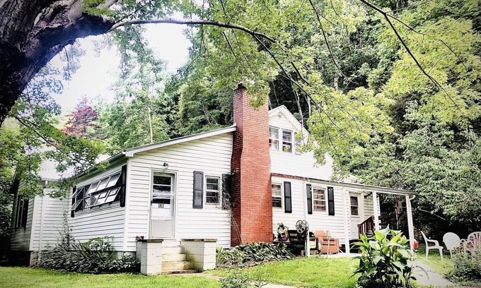 Mars Hill House | Come enjoy a Working Vacation, Quiet Mountain Retreat or Outdoor Play stay.