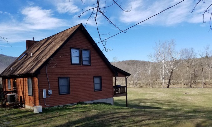 Rileyville Cabin | COME ON OUT! BEAUTIFUL PRIVATE HOME LOCATED ON THE LEGENDARY SHENANDOAH RIVER!
