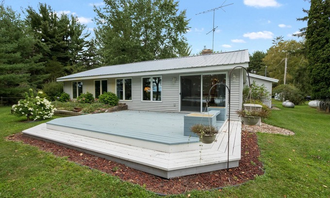 Weyauwega House | Come Relax at the Lake